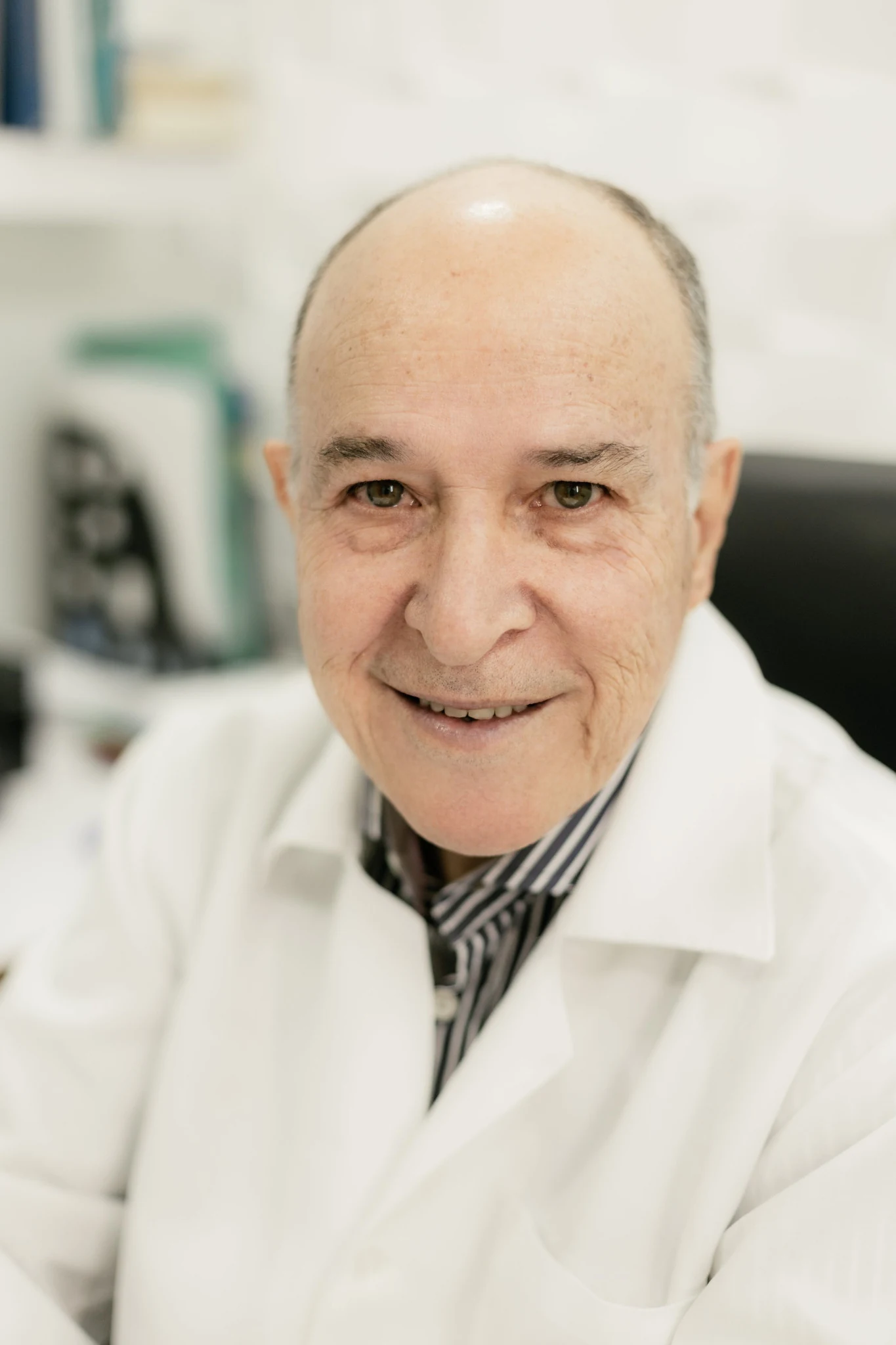 Dr. Adilson Rosa atendendo em seu consultório