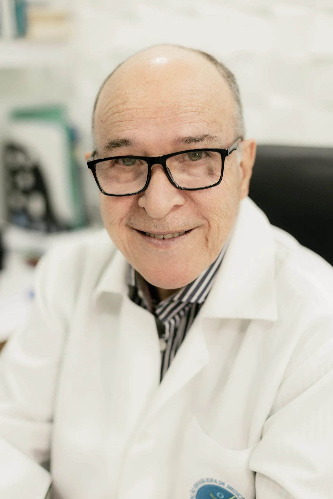 Dr. Adilson Marciano Rosa em seu consultório